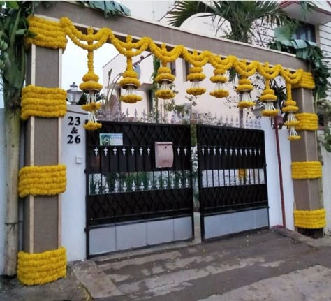 Marigold Decor, Wedding Ceremony Decorations Indoor, Hindu Wedding Decorations, Yellow Marigold, Simple Stage Decorations, Home Flower Decor, Gate Decoration, Wedding Hall Decorations, Wedding Background Decoration