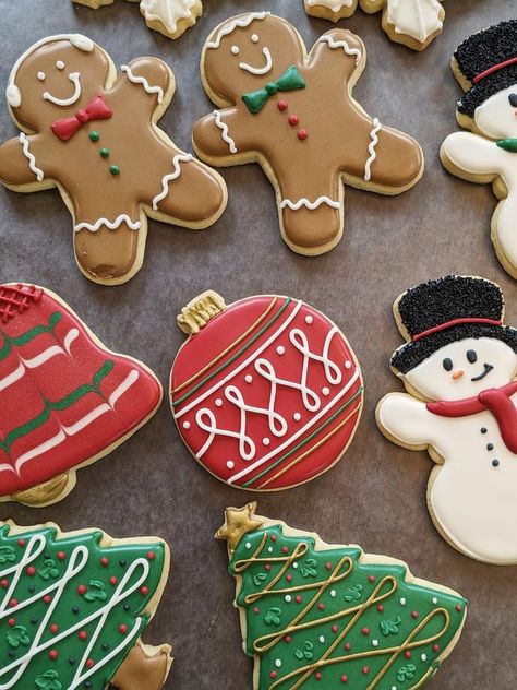 Cute Gingerbread Man Cookies, Christmas Decorating Cookies Ideas, Cookie Decoration Christmas, Gingerbread Cookie Design Ideas, Christmas Cookie Icing Designs, Santa Claus Sugar Cookies, Christmas Cookies Shapes, Christmas Cookie Themes, Christmas Cookies Icing Ideas