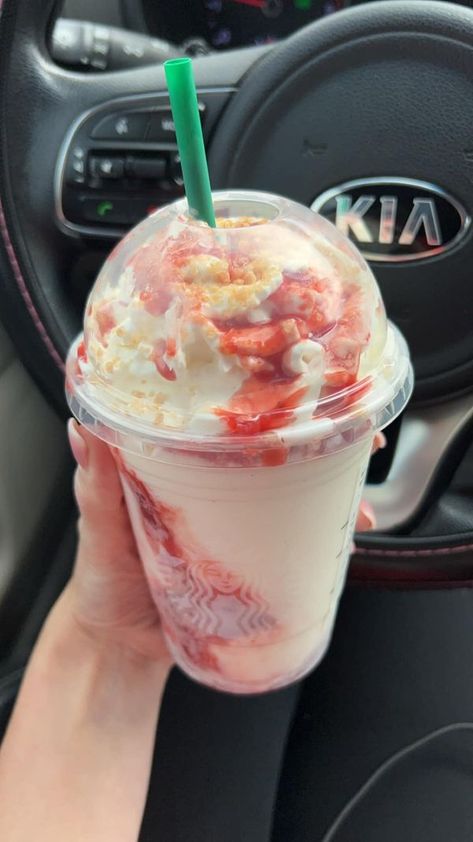 Starbucks Specialty Drinks, American Deli, Specialty Drinks, Caramel Crunch, Starbucks Drink, Body Smells, Food Babe, Strawberry Puree, Secret Menu