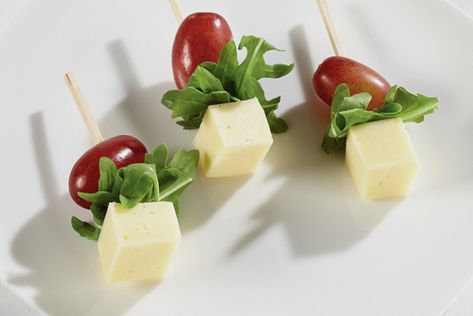 Grapes And Cheese, Cheese Alternatives, Skewer Appetizers, Havarti, Skewer Recipes, Appetizer Bites, Snacks Für Party, Low Carb Snacks, Game Day Food