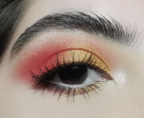 Gold & Red. CCW! #makeup #beauty Clancy Tour Makeup, Twenty One Pilots Concert Makeup, Clancy Makeup Twenty One Pilots, Twenty One Pilots Makeup Clancy, Red Gold Eye Makeup, 21 Pilots Nails, Clancy Makeup, Twenty One Pilots Concert Outfit Ideas, Red And Yellow Eyeshadow