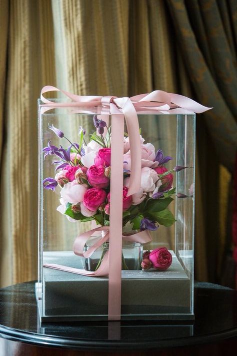 Flower Bouquet Display, Bouquet Display, Art Boxes, Bee Painting, Glass Boxes, Display Storage, Acrylic Box, Box Art, Wedding Bouquet