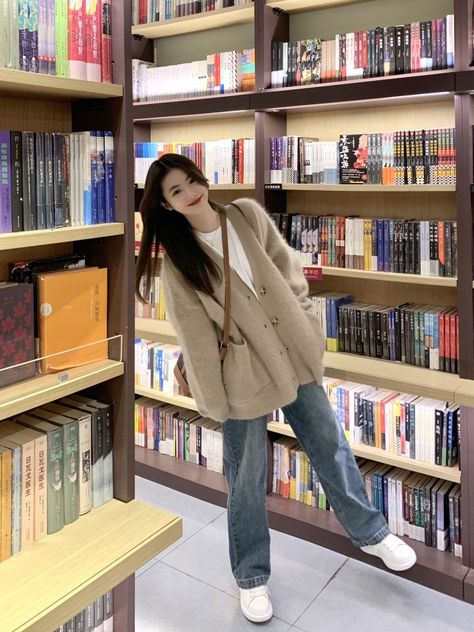 Fall Oversized Cardigan Outfits, Korean Fashion Winter Woman, Oversized Cardigan Outfit Korean, Korean Long Sleeves Outfit, Korean Casual Outfits Winter, Winter Ootd Korean, Korean Winter Outfits Women, Cardigan Outfit Oversized, Oversized Cardigan Outfits