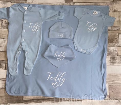 Cricut Baby Projects, Mom Box, Custom Baby Onesies, Personalised Gifts Diy, Cricut Baby, Personalized Baby Clothes, Projets Cricut, Baby Bundles, Kids Blankets