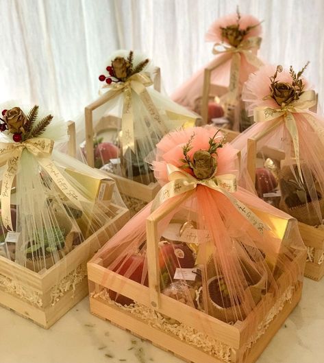 Engagement Gift Baskets, Wedding Gift Hampers, Diwali Gift Hampers, Wedding Gift Pack, Creative Wedding Gifts, Bridal Gift Wrapping Ideas, Gift Wrapping Techniques, Creative Gift Wraps, Wedding Gifts Packaging