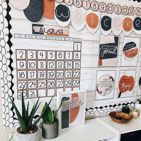 Modern Boho Classroom Theme, Boho Cactus Classroom, Grade 8 Classroom Decor, Highschool Classroom Decor, Boho Classroom Decor Ideas, Modern Boho Classroom Decor, Diy Classroom Decor, Modern Boho Classroom, High School Classroom Decor