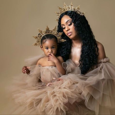 Mommy Daughter Photography, Mom Daughter Photos, Mommy Daughter Photoshoot, Mommy Daughter Pictures, Wigs Hairstyles, Daughter Photo Ideas, Mommy Daughter Photos, Mother Baby Photography, Daughter Photoshoot