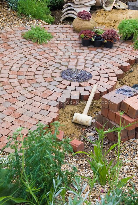 Building a patio with brick pavers in garden construction Savannah House, Building A Patio, Brick Fire Pit, Brick Patio, Brick Pavers, Brick Patios, Home Landscaping, Garden Pathway, Paver Patio