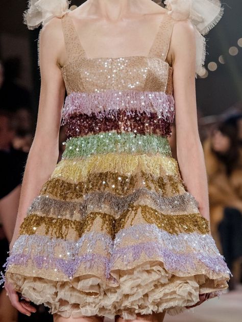 Pop Culture Fashion, 2019 Couture, Collection Couture, Chanel Cruise, Atelier Versace, Christian Dior Couture, Couture Mode, Couture Details, Christian Lacroix