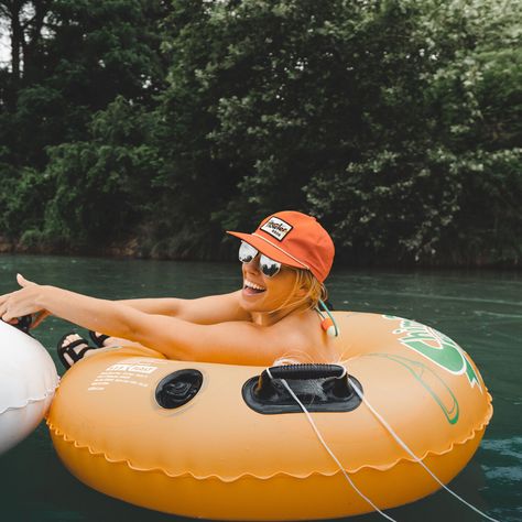 Tubing Outfit, River Tubing Outfit, River Floating Outfit, River Floating Aesthetic, River Trip Pictures, Tubing Aesthetic, River Floating, River Pictures Ideas Summer, River Pictures Ideas