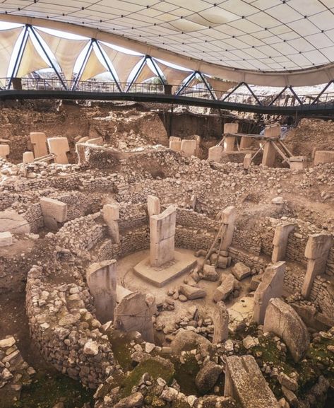 Göbekli Tepe, located in the southeastern Anatolia region of Turkey near the city of Urfa (also known as Şanlıurfa), is considered the oldest known temple complex in the world. It is an archaeological site that has captivated researchers and historians with its remarkable age and significance. Göbekli Tepe, Monumental Architecture, Stone Pillars, Historical Pictures, Stonehenge, Archaeological Site, Holiday Destinations, Unesco World Heritage, Unesco World Heritage Site