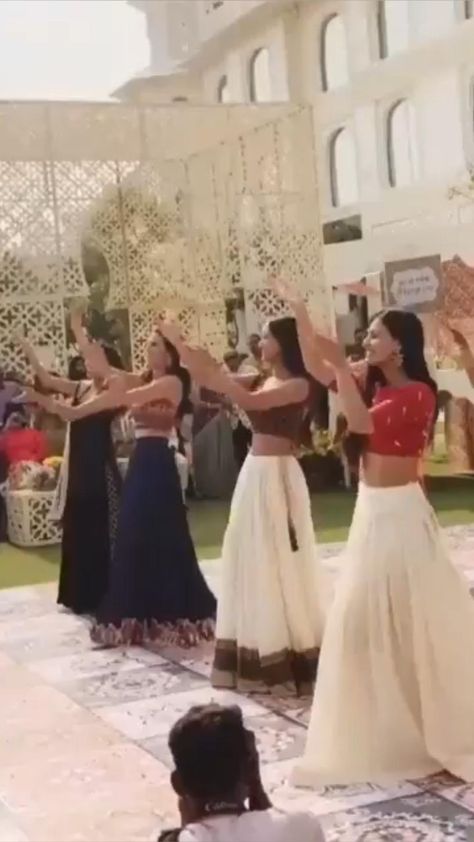 Songs For Bridesmaids, Sangeet Songs, Desi Dance, Dance Indian, Video Wedding, Simple Dance, Wedding Dance Songs, Beautiful Dance, Wedding Dance Video