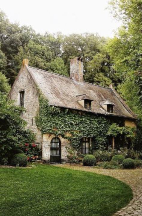 ☘ Iⱱƴ Cσʈʈαɠɛ Ɱɛʍσɾιɛꜱ Cozy Cottages, Stone Cottages, Quaint Cottage, Ivy House, Dream Cottage, White Images, Stone Cottage, Cabins And Cottages, Cottage Living