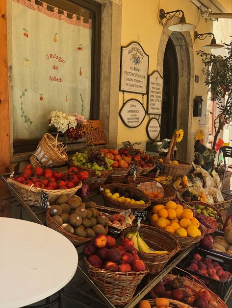 Italy Food Market, Italian Food Market, Italian Asthetic Picture, Italian Market Aesthetic, Retro Italian Aesthetic, Italian Grandma Aesthetic, South Italy Aesthetic, Romantic Italian Aesthetic, Italy Vintage Aesthetic