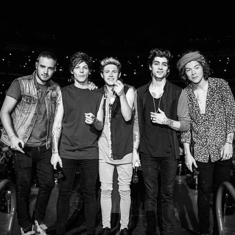 Where we are San Siro black and white wallpaper One Direction 1d Black And White, One Direction Black And White, Wallpaper One Direction, One Direction Collage, One Direction Lockscreen, One Direction Wallpaper, Black And White Picture Wall, One Direction Photos, One Direction Humor