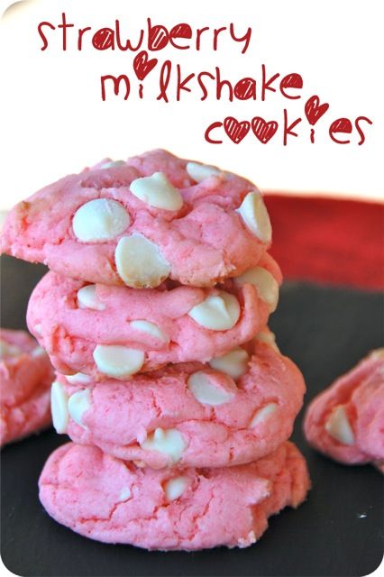 Strawberry Milkshake Cookies Milkshake Cookies, Resepi Biskut, Dessert Light, Friends Recipes, Strawberry Cake Mix, Cheesecake Dip, Valentines Day Desserts, Valentines Day Food, Strawberry Milkshake