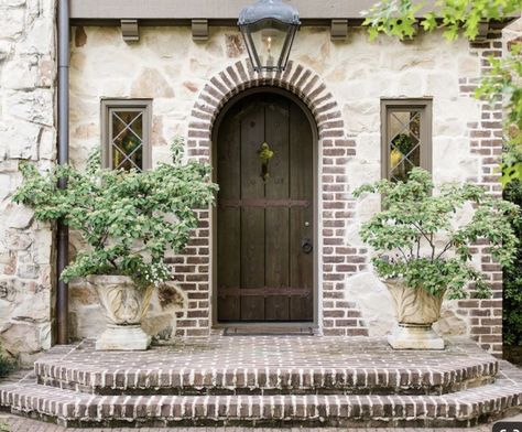 Brick Front Entrance, Elvis House, Brick Bungalow, Brick Steps, Entry Ideas, Build Inspiration, Outdoor Designs, Ink Inspiration, Brick Exterior