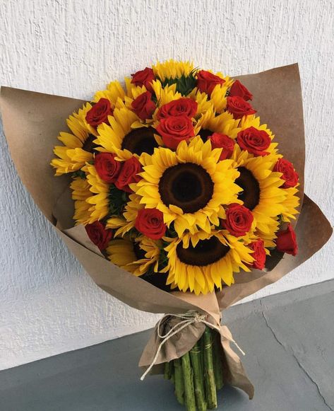 Sunflowers And Red Roses, Sunflowers And Roses, Boquette Flowers, Sunflower Bouquets, Flowers Bouquet Gift, Flower Therapy, Beautiful Bouquet Of Flowers, Beautiful Flower Arrangements, Luxury Flowers