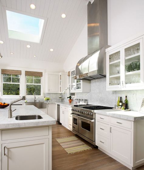 Kitchen Decor: How to Make the Most of a High Ceiling | eatwell101.com Molding Kitchen, Crown Molding Kitchen, Kitchen Open Concept, Kitchen With High Ceilings, Kitchen Ceiling Design, Vaulted Ceiling Kitchen, Ceiling Wood, Kitchen Traditional, Small Kitchen Layouts