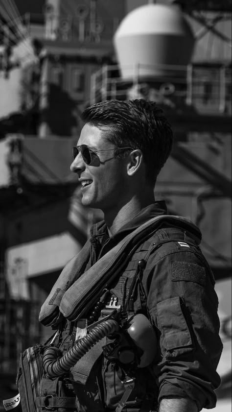 Miles Teller Aesthetic Wallpaper, Glenn Powell Topgun, Topgun Aesthetics, Topgun Maverick Hangman, Glenn Powell Wallpaper, Glen Powell Wallpaper Aesthetic, Topgun Maverick Aesthetic, Glen Powell Aesthetic, Tom Cruise Wallpaper Aesthetic