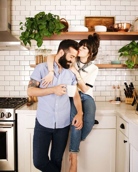 First Home Pictures, Lifestyle Photography Couples, Minimal Kitchen Design, Cheap Date Ideas, Indoor Family, New Darlings, Home Photo Shoots, Mario Sorrenti, Paolo Roversi