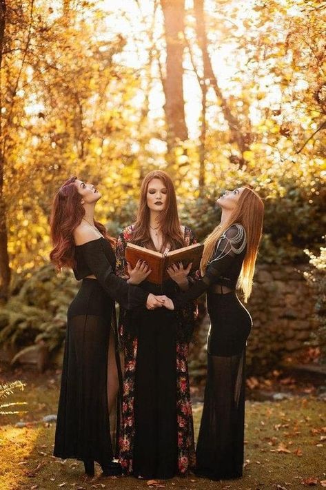 Lilith Demon, Beauty Fotografie, Witch Photos, Witch Coven, Halloween Photography, Witch Craft, Three Women, Modern Witch, Witch Magic