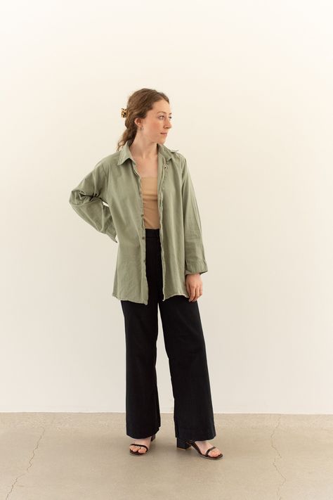 Sage Blouse Outfit, Green Button Up Outfit, Linen Shirt Outfit Women, Green Blouse Outfit, Sage Green Outfit, Button Shirt Outfit, Sage Green Shirt, Linen Shirt Outfit, Green Button Up Shirt