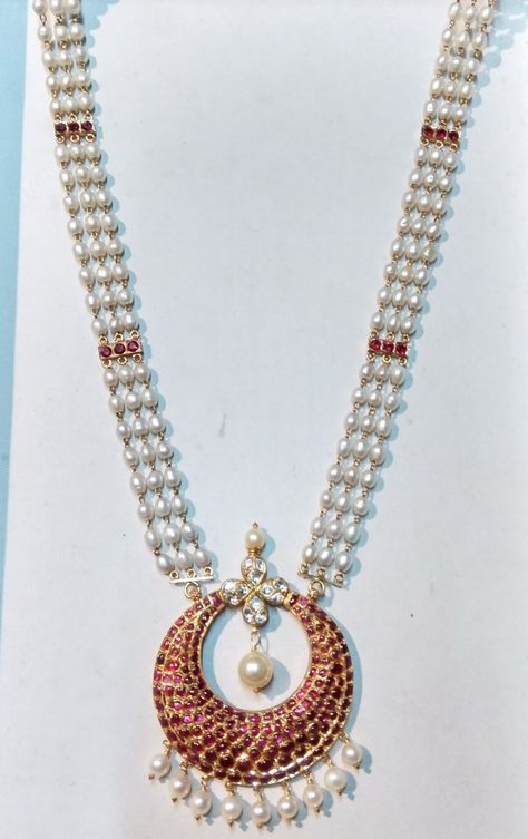 9844692401 Pearl Long Haram Gold, Long Pearl Chain With Pendant, Pearl Jewelry Design Simple, Pearl Chain Designs, Pearl Long Chain, Pearl Gold Chain, Temple Jewelry Necklace, Gold Pearl Jewelry, Pearl Jewelry Design