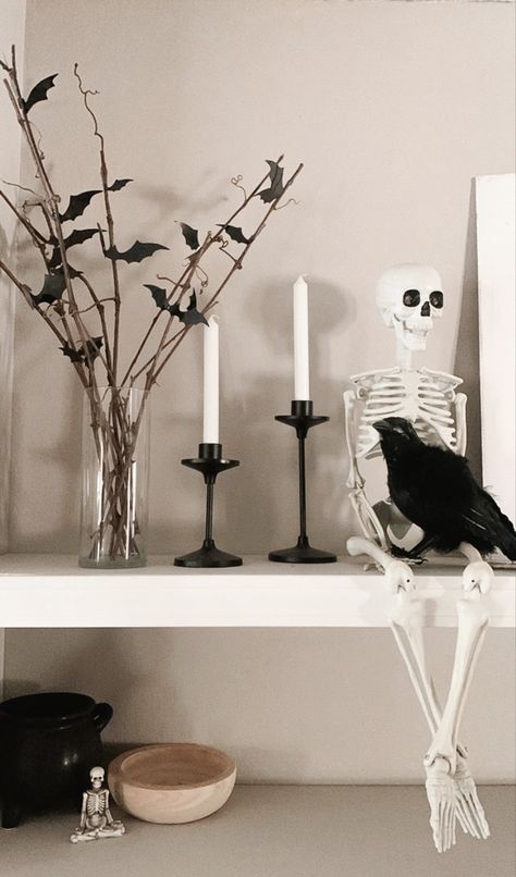 Dining Table Decor Halloween, Monochrome Halloween Decor, Halloween Decorations Minimalist, Halloween Decor Minimalist, Subtle Halloween Decor, Halloween Preparation, Minimal Halloween Decor, Tim Burton Decor, Halloween Shelf Decor