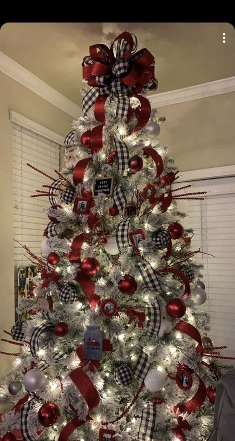 Black Plaid Tree With Red Accents Themed Christmas Tree Ideas, Christmas Goals, Gym Christmas, Christmas Tree Decorations Ribbon, White Christmas Tree Ideas, Christmas Tree Decorated, Themed Christmas Tree, Buffalo Plaid Christmas Tree, Christmas Tree Decorating Themes