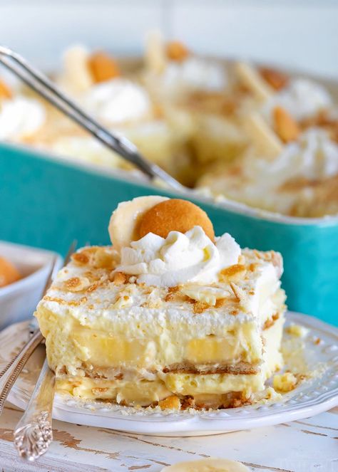 The BEST Banana Pudding recipe you'll ever try! This timeless, no bake dessert is always a winner with friends and family and is so delicious! Made with layers of fresh bananas, Nilla wafers, fresh whipped cream and banana pudding! // Mom On Timeout #bananapudding #bananarecipe #bananas #pudding #nobake #summerrecipes #dessert #desserts #bananapuddingrecipe Banana Pudding Recipe With Cream Cheese, Vanilla Wafer Banana Pudding, Easy Banana Pudding Recipe, Easy Banana Pudding, Banana Bread Pudding, Banana Cream Pudding, Recipes Using Bananas, Banana Pudding Recipe, Banana Pudding Cake