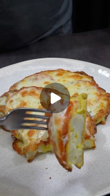 Cauliflower Slices, Cauliflower Parmesan, Cauliflower Dip, Wide Coat, Homogeneous Mixture, Greek Yogurt Sauce, Meatless Meal, Yogurt Sauce, Cauliflower Recipes