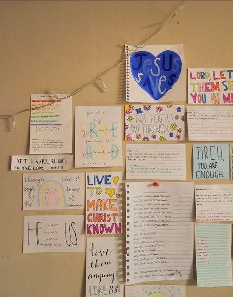 Christian Cork Board, Prayer Board Ideas Diy, Scripture Board, Prayer Vision Board, Bible Cards, Holy Girl, Prayer Closet, Bible Doodling, Bible Journal Notes