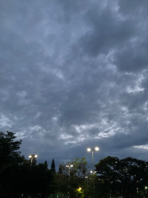 White Hour Sky, Moonson Season, Gray Sky Aesthetic, Partly Cloudy Weather, Gray Hour, Grey Hour, Dark And Gloomy, Dark Weather, London Weather