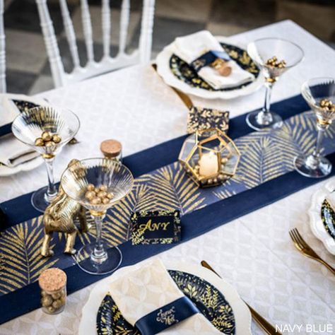 {Inspiration} 20 idées de décoration de table pour votre mariage - La Mariée en Colère Blog Mariage, grossesse, voyage de noces Velvet Table Runner, Small Wedding Decor, Gold Table Setting, 60th Birthday Party Decorations, Royal Decorations, Velvet Table, Blue Party Decorations, Blue Gold Wedding, 21 Diner