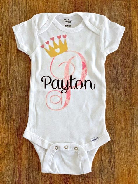 Embroidery Outfits, Onesies Baby, Sublimacion Ideas, Cricut Baby, Personalized Onesie, Diy Crown, Baby F, Sibling Shirts