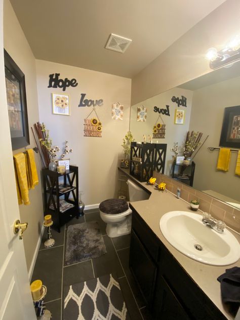 Bees and Sunflower Decorations for spring You are my Sunshine Sunflower Themed Bathroom, Sunflower Bathroom Decor, Yellow Bathroom Ideas, Cottage Bathroom Design Ideas, Decorations For Spring, Sunflower Decorations, Hone Decor, Sheers Curtains Living Room, Yellow Bedroom Ideas