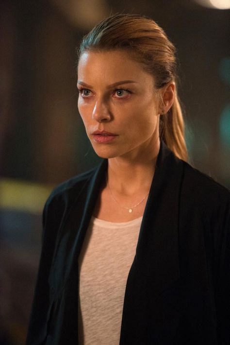 Lauren German Jessica De Gouw, Chloe Decker, Jaimie Alexander, Lauren German, Female Inspiration, Tom Ellis, Lucifer Morningstar, Neil Gaiman, Morning Star