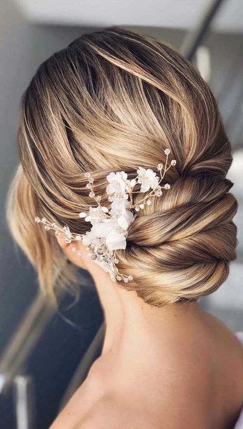 chic updo, messy updo , wedding hairstyles , wedding updo #hairstyles #hair #updo #weddinghairstyles Ascot Hairstyles, Elegant Bride Hairstyles, Bridal Hair Updo With Veil, Updo Veil, Hairstyle Elegant, Updo Messy, Elegant Wedding Hairstyles, Wedding Hair Updo, Bride Hairstyles Updo