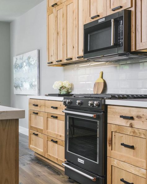 Wood Cabinets With Black Appliances, Cabinets With Black Appliances, Matte Black Appliances, Light Wood Kitchen Cabinets, Hickory Kitchen, Model Dapur, Hickory Cabinets, Light Wood Kitchens, Natural Wood Kitchen