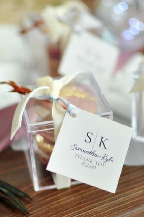 Check out these fantastic wedding favor boxes to give to your wedding guest to thank them for their love and support. These DIY acrylic favor box are made by Established Co. using an acrylic box accented with a luxurious ivory velvet ribbon, dried oak sprig, and a personalized gift tag. You even have the option to put the groom and bride's names on the tag. . . . #shopwedzee #weddingfavors #diywedding Favor Boxes Wedding, Wedding Guest Gift Bag, Personalized Wedding Favor Box, Fall Wedding Favors, Acrylic Packaging, Bridal Party Gift Bag, Personalized Favor Boxes, Inexpensive Wedding Favors, Welcome Bag