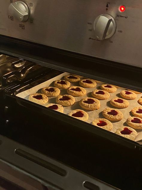 Heart Shaped Jelly Cookies, Heart Jam Cookies Aesthetic, Cookie Jar Aesthetic, Heart Jelly Cookies, Heart Cookies Aesthetic, Autumnal Baking, Dark Academia Food, Heart Jam Cookies, Natalie Core