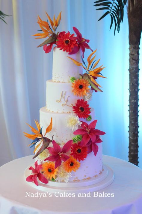 Tropical Cakes, Hawaiian Wedding Cake, Bird Of Paradise Wedding, Tropical Wedding Cake, Wedding Cake Birds, Tropical Wedding Theme, Bird Of Paradise Flower, Paradise Wedding, Fiesta Wedding