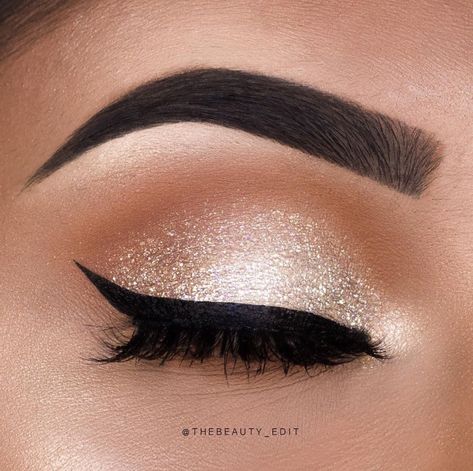 Sparkly nude eyeshadow and eyeliner SO BEAUTIFUL!! Light Pink Eyeshadow, Make Up Designs, Eyeliner Tips, Wedding Hairstyles And Makeup, Shimmer Eye Makeup, Eyeshadow Glitter, Alat Makeup, Smink Inspiration, Nude Eyeshadow