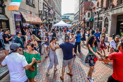 How much fun is this? A free salsa dance party on Pratt Street, and there are two left this summer - Hartford Courant Salsa Club, Musica Salsa, Family Backyard, Dance Inspiration, Hello Future, Social Dance, Salsa Dance, Salsa Dancing, Theatre Arts