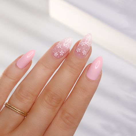 Light Colour Nail Art, Easy Pink Nail Designs, Pastel Pink Nail Designs, Beach Nails Designs, Chain Nail Art, Summer Beach Nails, Natural Nail Shapes, Pink Summer Nails, Buff Nails