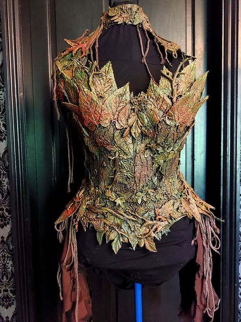 Dark Forest Witch Costume, Female Druid Costume, Druid Outfit Aesthetic, Tree Nymph Costume, Enchanted Forest Cosplay, Fairy Larp Costume, Female Druid Cosplay, Dragon Fairy Costume, Nature Corset