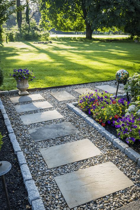 Ground Garden, Backyard Walkway, Side Yard Landscaping, Walkway Landscaping, Gravel Garden, Diy Backyard Landscaping, Farmhouse Front, Home Landscaping, Backyard Garden Design