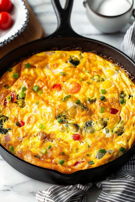 Make a delicious Classic Frittata Recipe in just 25 minutes with eggs, veggies, and cheese. Perfect for any meal, easy, quick, and tasty! Egg Frittata Cast Iron Skillet, Egg Omelet Recipes, Egg Dinner Recipes Healthy, Oven Baked Frittata Recipes, Breakfast Omelette Ideas, Recipe For Frittata, Oven Frittata, Oven Baked Frittata, Egg Meals