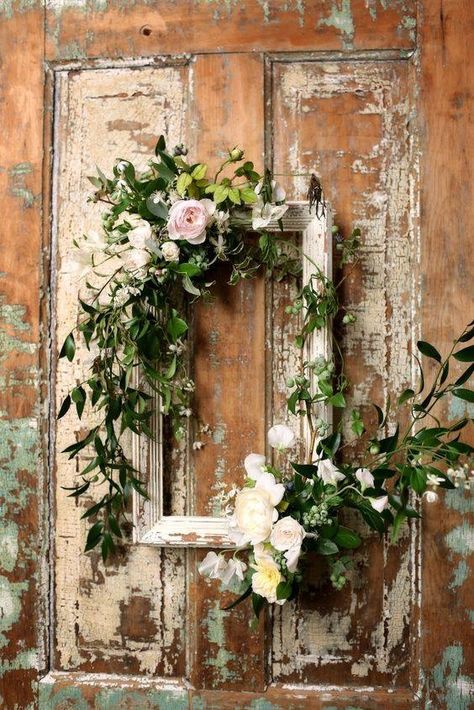 Picture Frame Wreath, Decoration Vitrine, Decoration Shabby, Deco Nature, Floral Wreaths, Garden Area, Country Garden, Old Door, Deco Floral